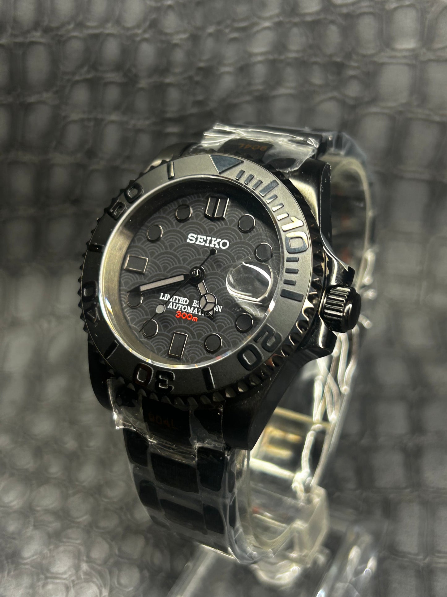 Full black SEIKOMARINER