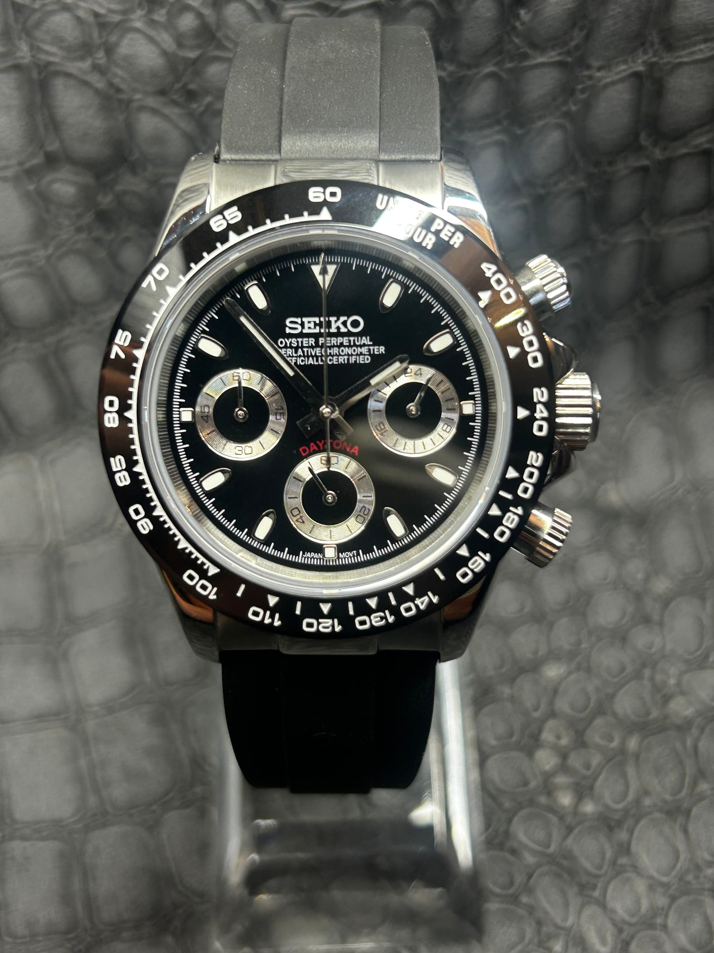Seiktona blackout rubber stainless steel watch