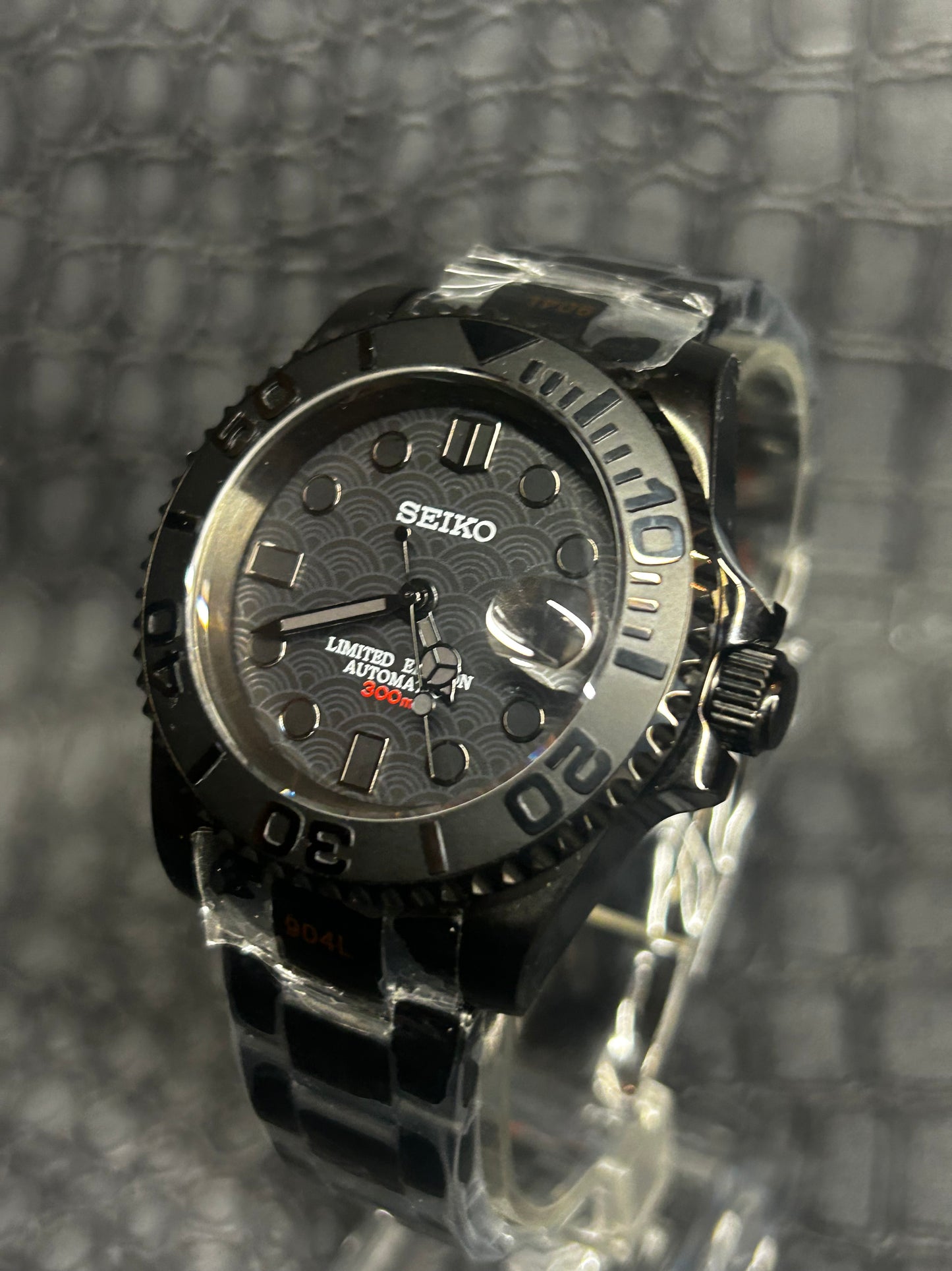 Full black SEIKOMARINER